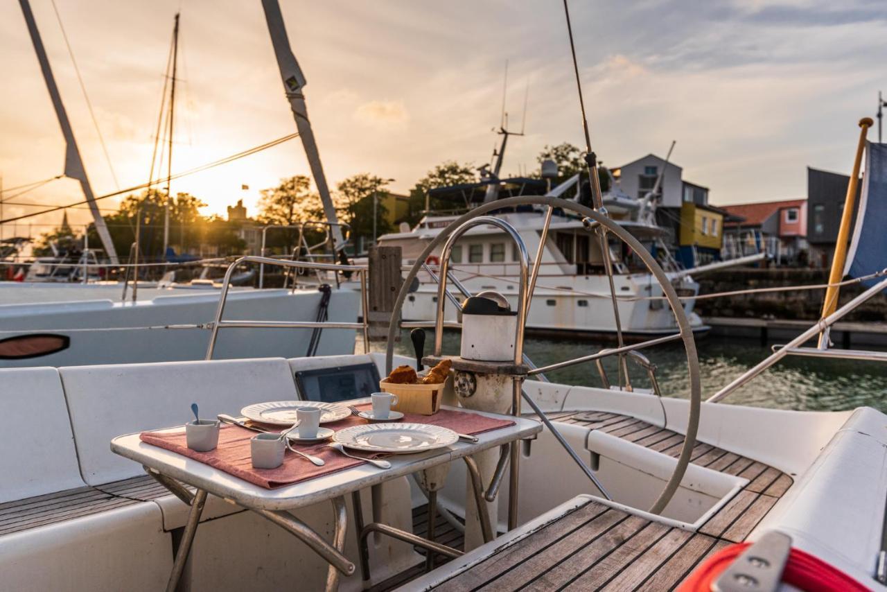 Nuit Sur Un Bateau Hotell La Rochelle  Exteriör bild